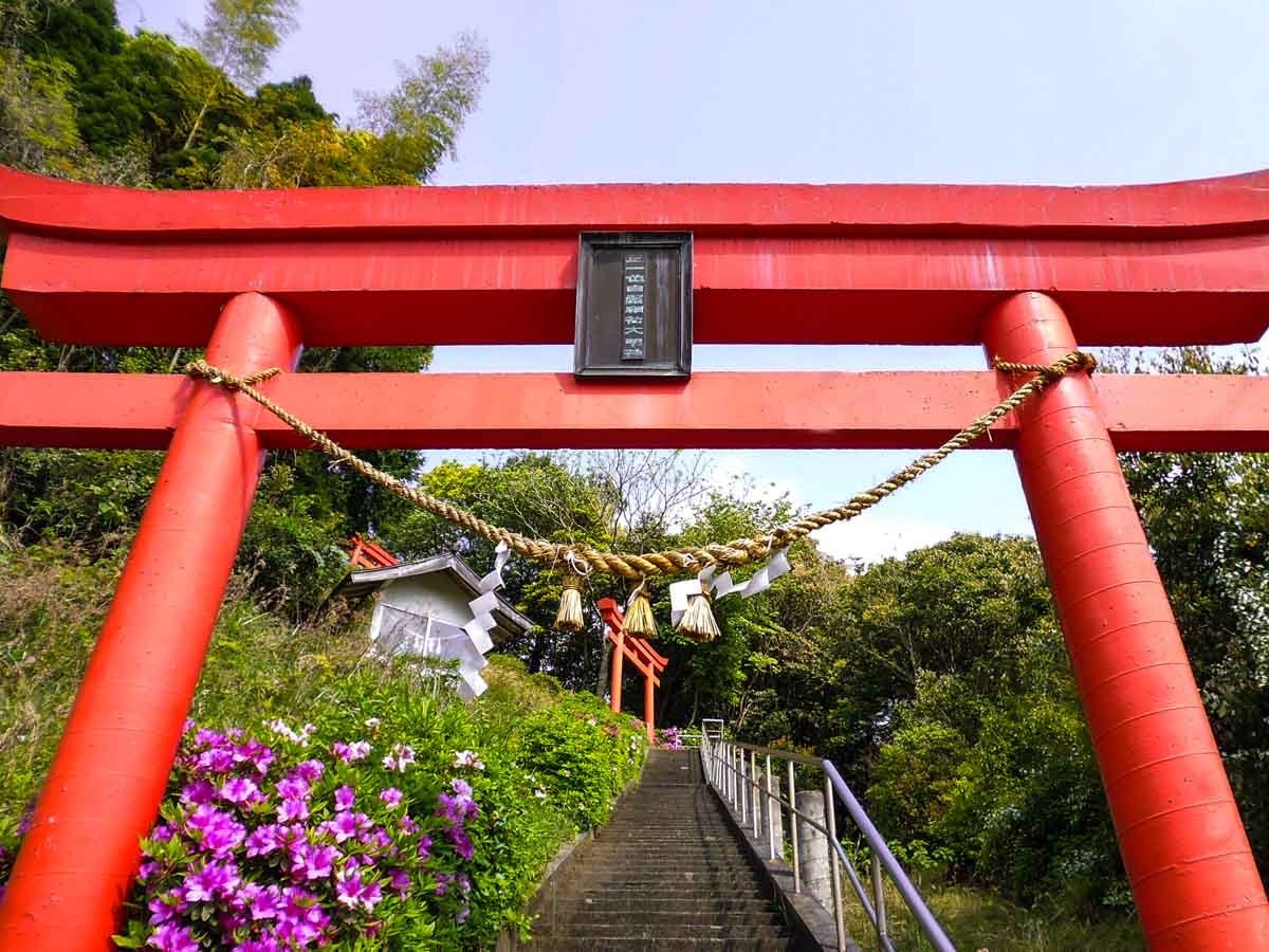 A red arch in traditional Japanese style.